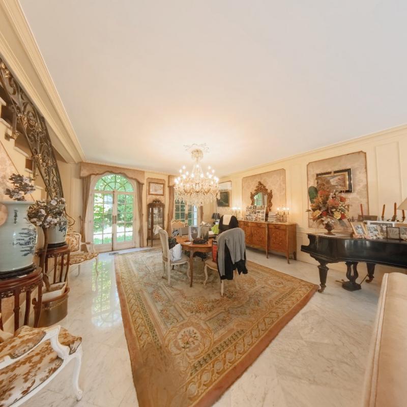 Maison - 325 m² - 11 pièces