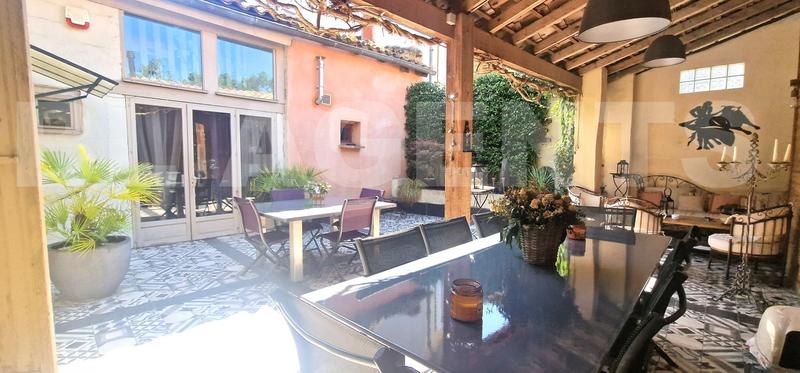 Maison - 220 m² - 7 pièces