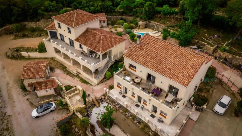 Maison - 170 m² - 12 pièces