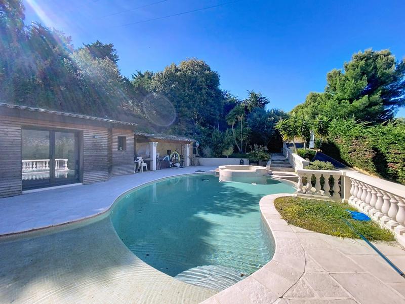 Maison - 265 m² - 7 pièces