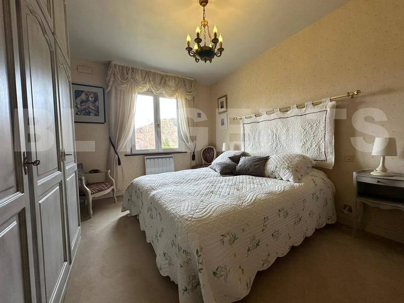 Maison - 270 m² - 8 pièces