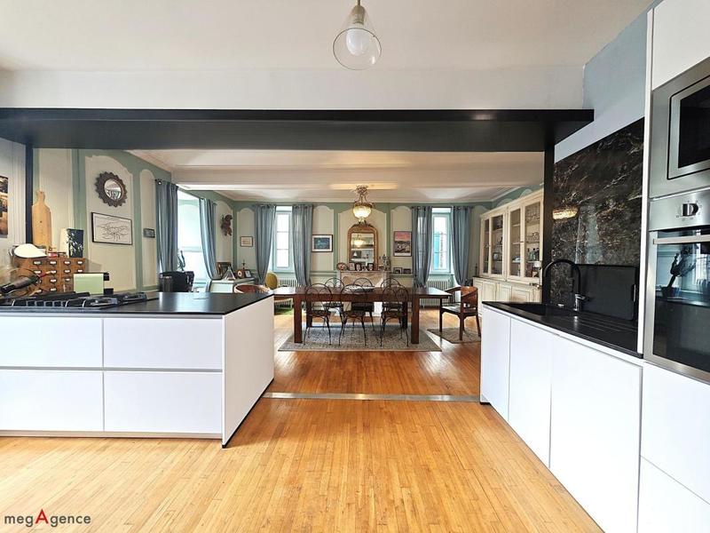 Maison - 280 m² - 10 pièces