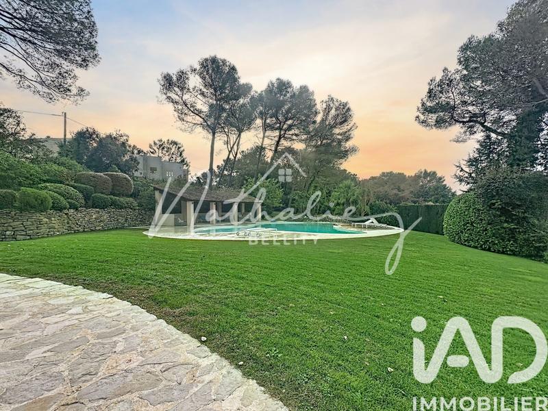 Maison - 550 m² - 13 pièces