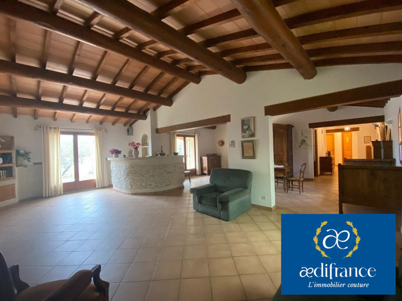 Maison traditionnelle - 231 m² - 9 pièces