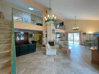 Maison - 240 m² - 7 pièces