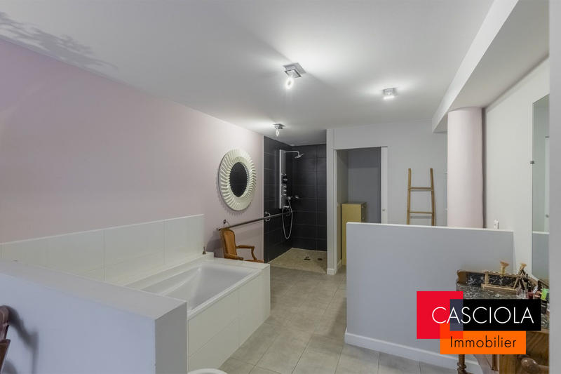 Maison - 318 m² - 8 pièces