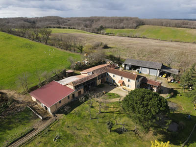 Maison - 235 m² - 9 pièces