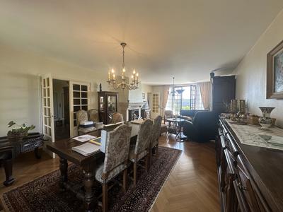 Maison traditionnelle - 280 m² - 11 pièces