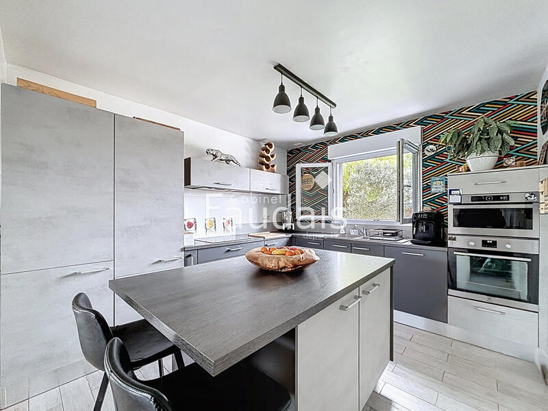 Maison - 141 m² - 8 pièces