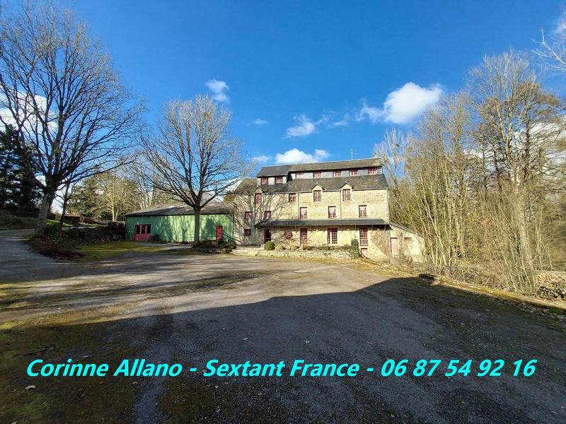 Maison - 1 528 m² - 40 pièces