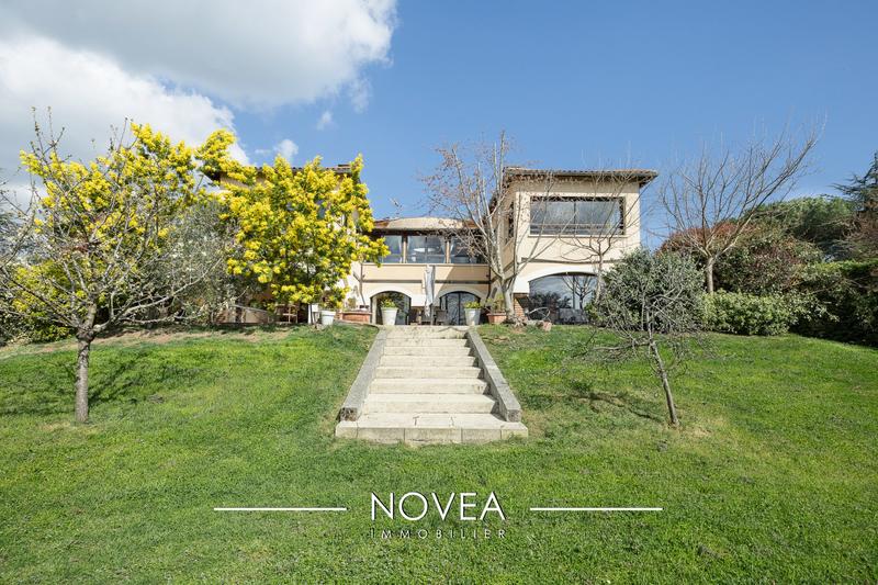 Maison - 242 m² - 10 pièces