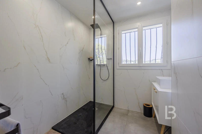 Maison - 240 m² - 8 pièces