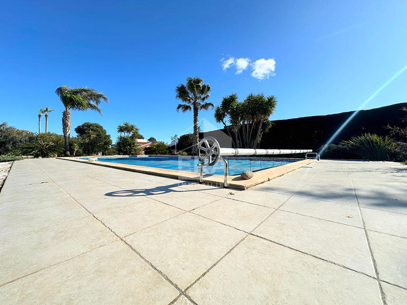 Maison - 270 m² - 9 pièces