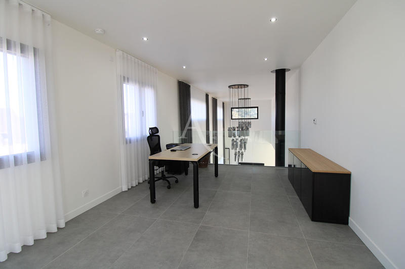 Maison - 330 m² - 11 pièces