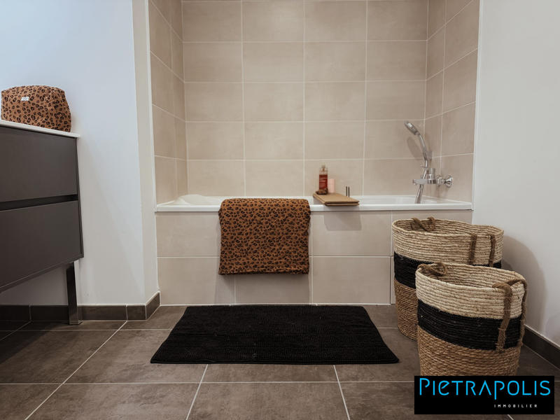 Appartement - 82 m² - 3 pièces