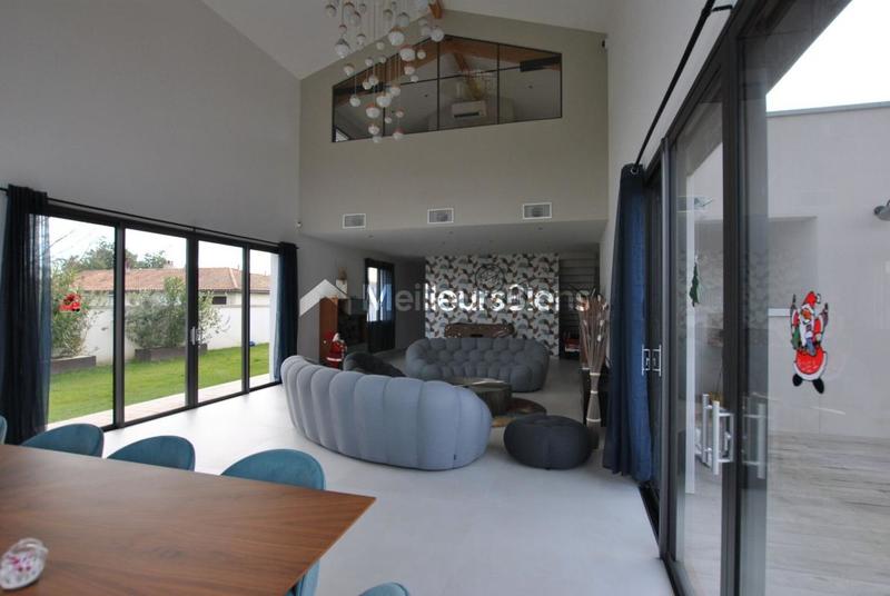 Propriété - 250 m² - 8 pièces