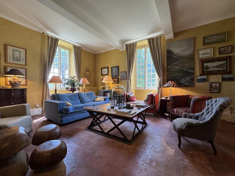 Maison - 398 m² - 12 pièces