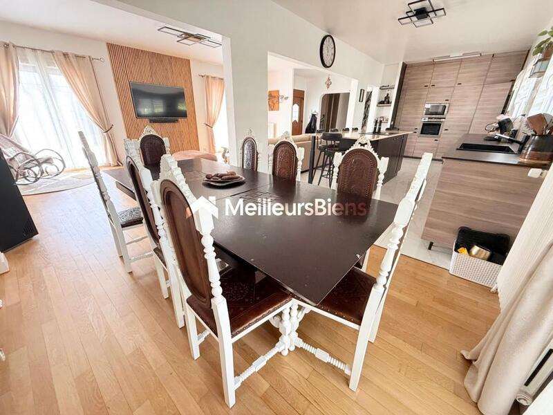 Maison - 225 m² - 10 pièces