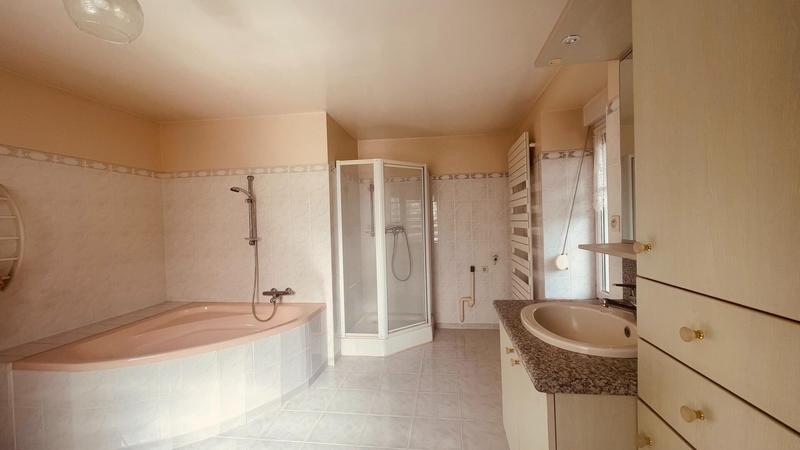 Maison - 220 m² - 5 pièces