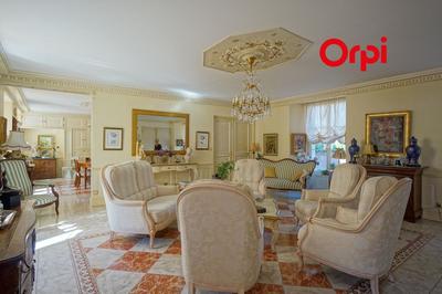 Propriété - 360 m² - 8 pièces