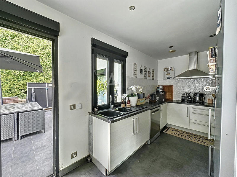 Maison - 225 m² - 8 pièces