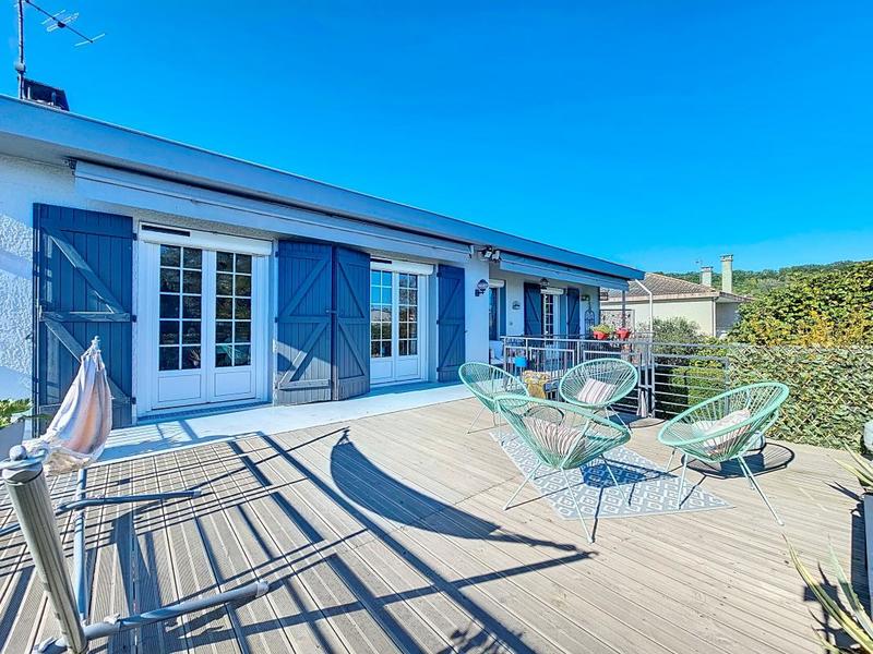 Maison - 240 m² - 8 pièces