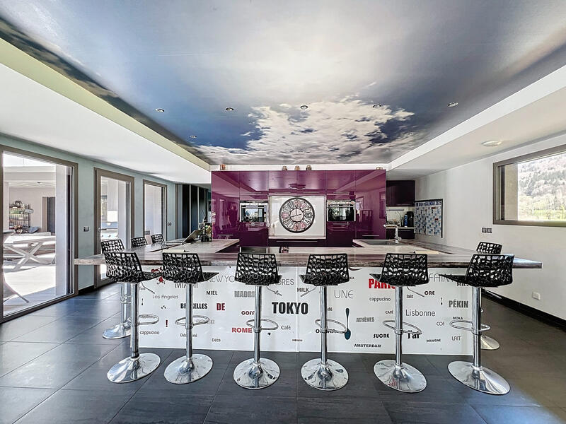 Villa - 247 m² - 6 pièces