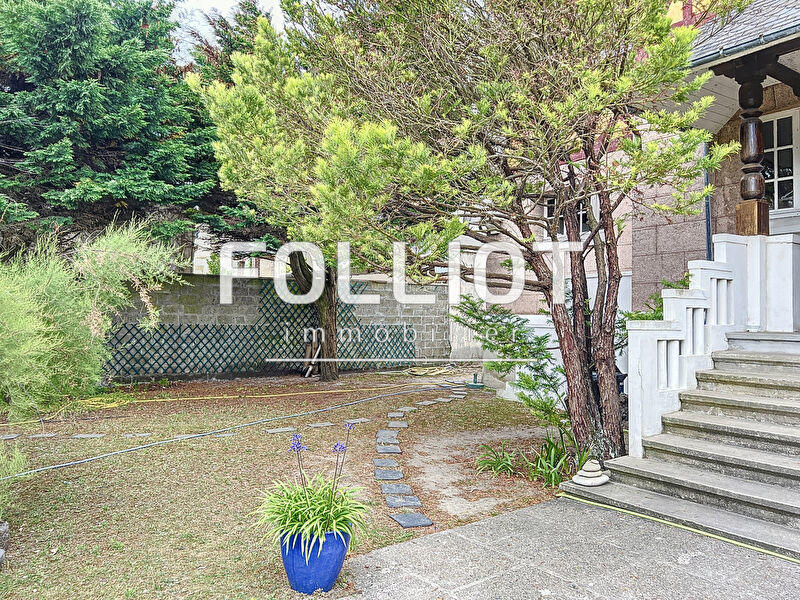 Maison - 235 m² - 10 pièces