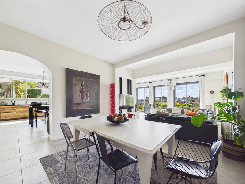 Maison - 220 m² - 7 pièces