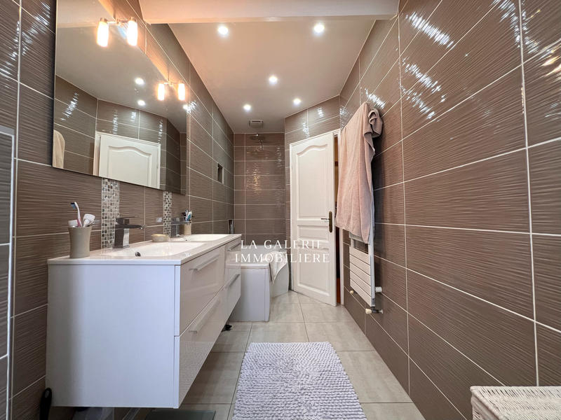 Maison - 186 m² - 8 pièces