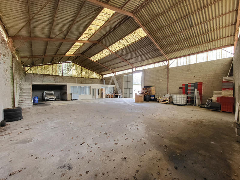 Local d'activité / Entrepôt - 1 035 m² - 8 pièces