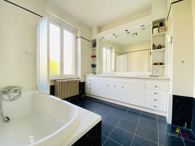 Maison - 195 m² - 8 pièces