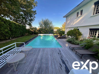 Maison - 298 m² - 10 pièces