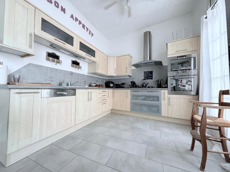 Maison - 210 m² - 6 pièces