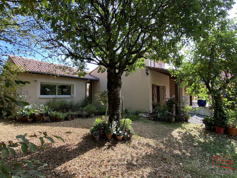 Maison - 220 m² - 6 pièces