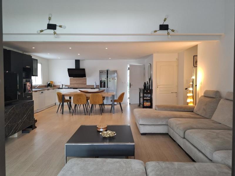 Maison - 213 m² - 8 pièces