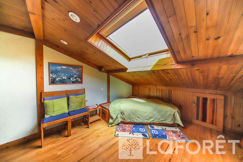 Maison - 202 m² - 9 pièces