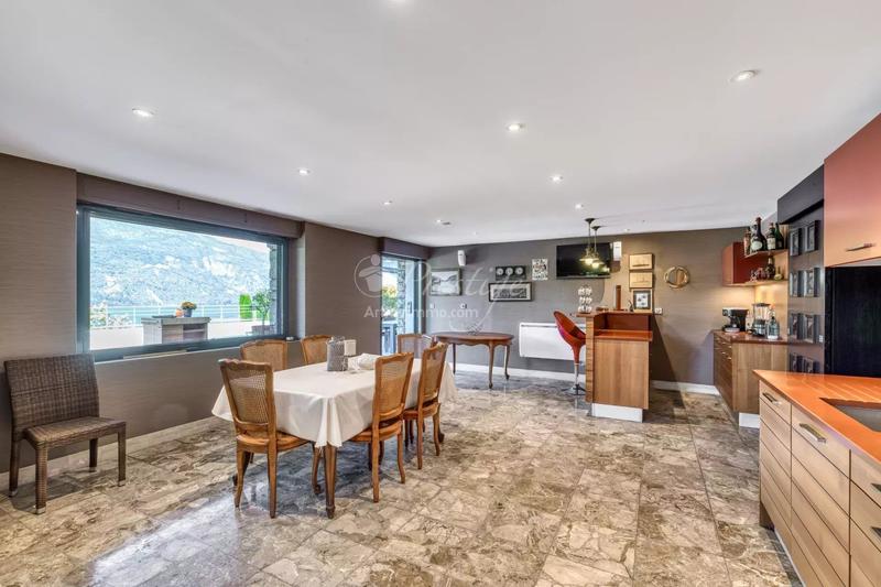 Maison - 452 m² - 12 pièces