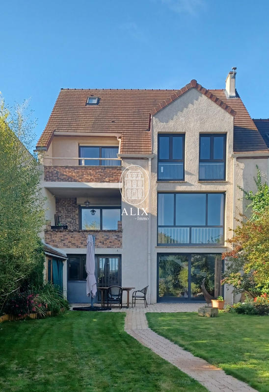 Maison - 224 m² - 9 pièces