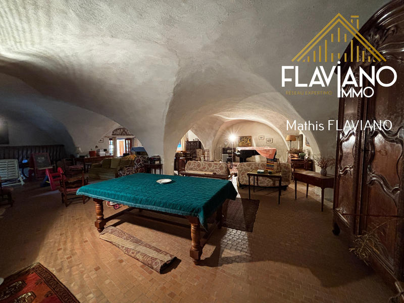 Maison - 804 m² - 12 pièces