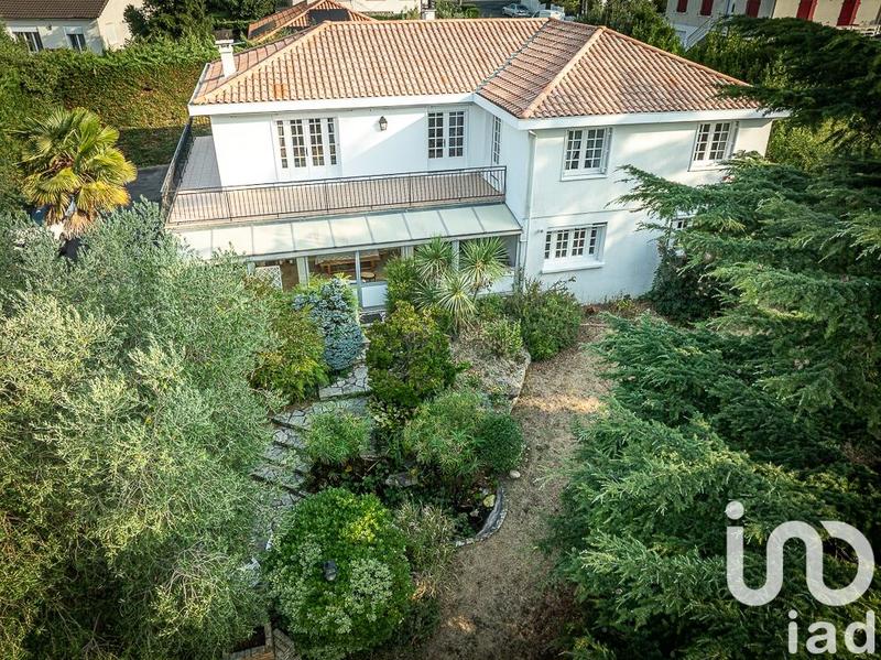 Maison - 242 m² - 7 pièces