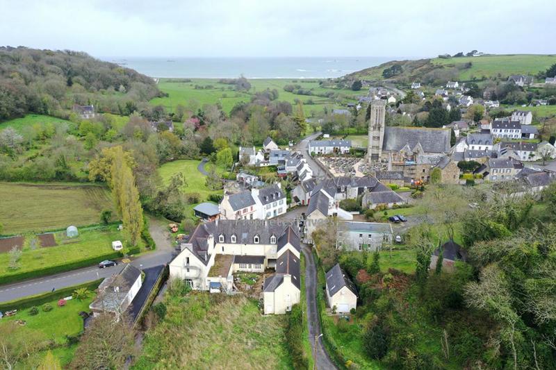 Maison - 1 260 m² - 41 pièces