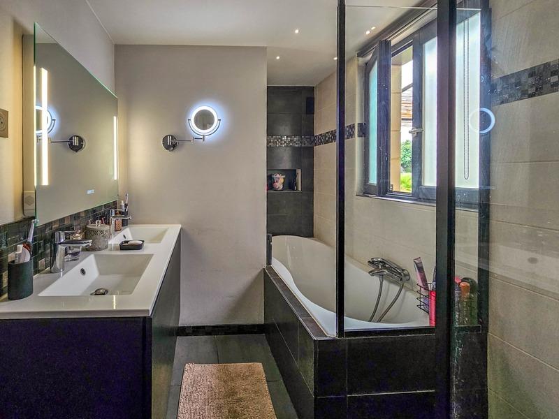 Propriété - 315 m² - 9 pièces