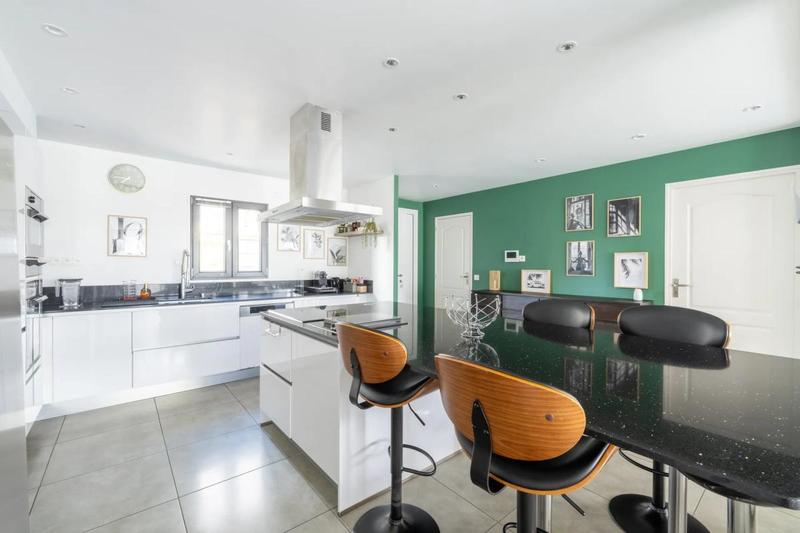 Maison - 225 m² - 8 pièces