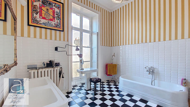 Maison - 327 m² - 11 pièces