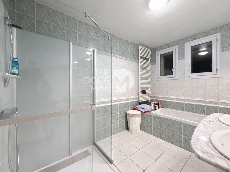 Demeure - 249 m² - 12 pièces