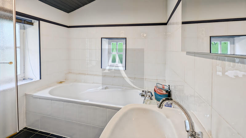 Maison - 260 m² - 10 pièces