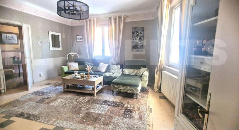 Maison - 220 m² - 7 pièces