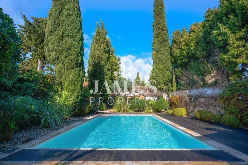 Maison - 330 m² - 8 pièces