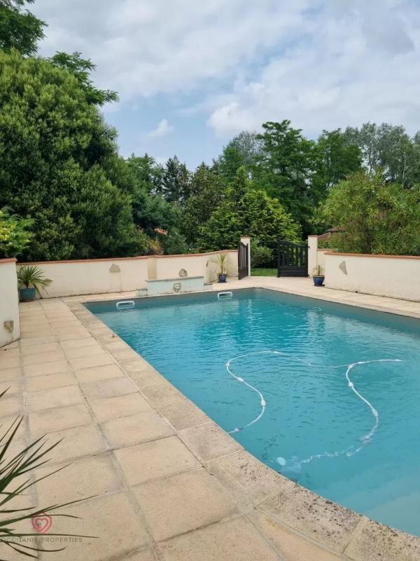 Maison - 212 m² - 12 pièces